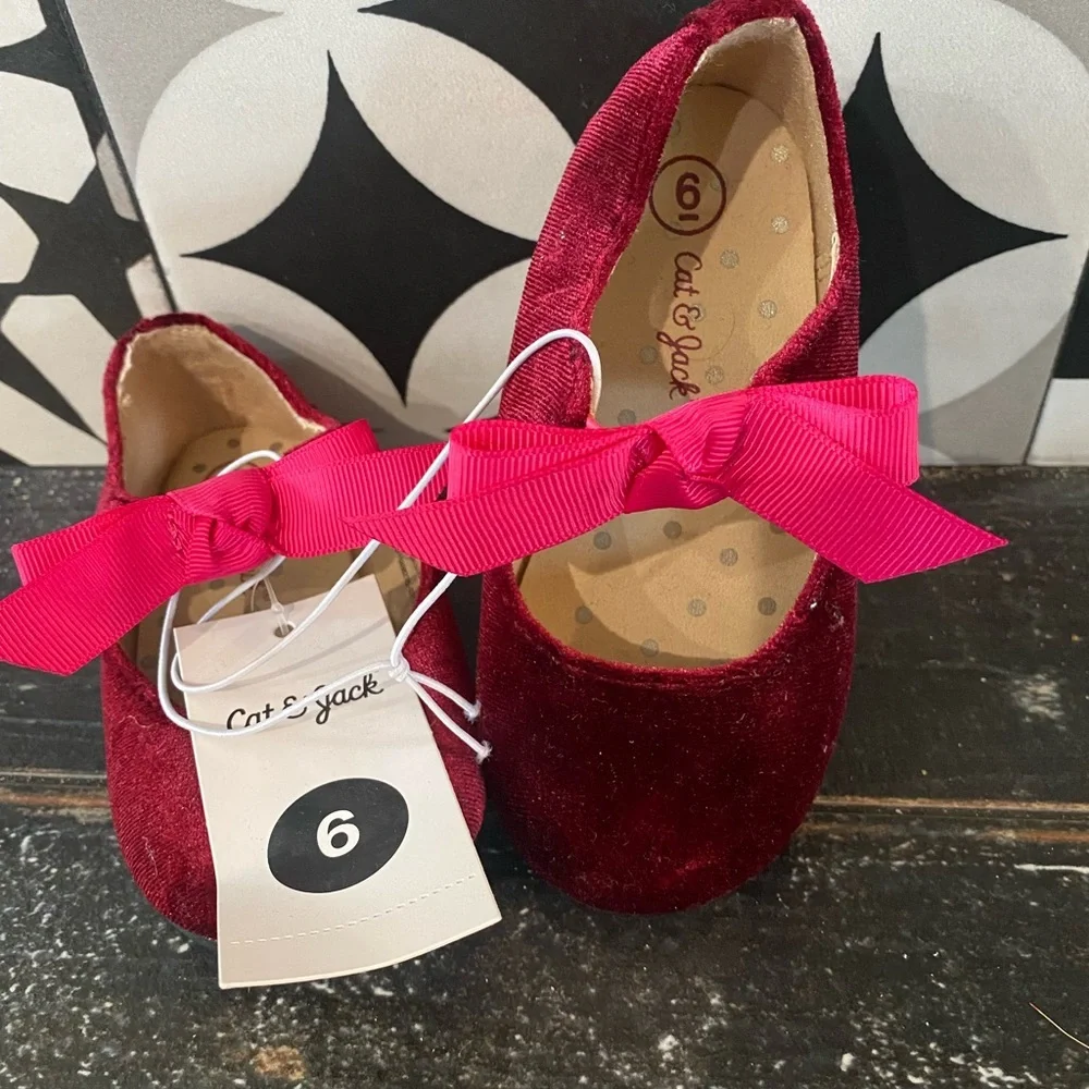 Sweetest little red velvet shoes with fabric bows😍just in time for ❤️day!